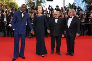 Idris Elba, Tilda Swinton, le réalisaeur George Miller et le producteur Doug Mitchell sur le tapis rouge du Festival de Cannes le 20 mai 2022