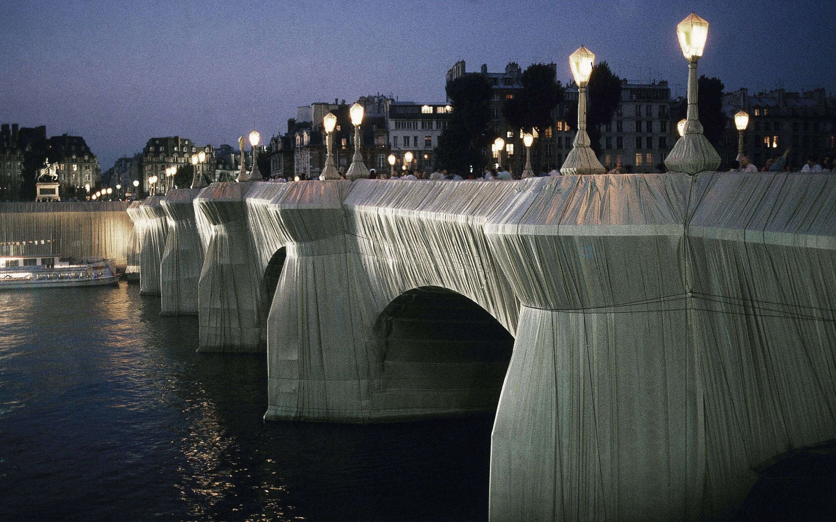 Le Pont-Neuf à Paris, emballé par Christo en en 1985.