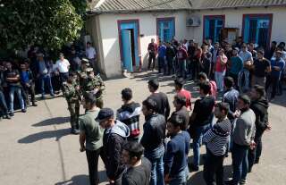 Des hommes se rassemblant dans un commissariat militaire d'une colonie du district de Beylagan, en Azerbaïdjan, le 30 septembre 2020.