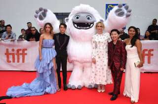 Les acteurs Chloe Bennet, Tenzing Norgay Trainor, Sarah Paulson, Albert Tsai et Michelle Wong posent avec Everest, le personnage principal de 