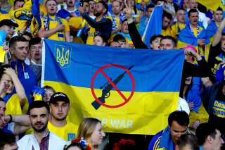 L'une des banderole anti-guerre brandit à la fin du match des barrages de qualification pour la Coupe du monde 2022, entre l'Écosse et l'Ukraine au stade Hampden Park de Glasgow.