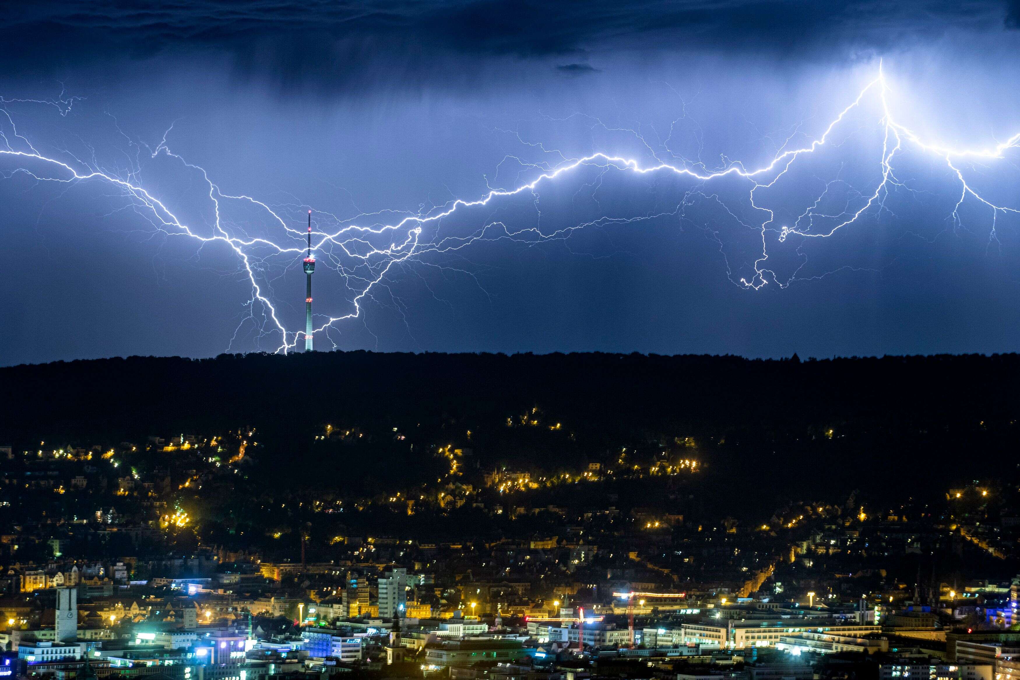 Des éclairs illuminent Stuttgart au mois de juillet, quand la canicule qui sévissait dans une grande partie de l’Europe a entraîné des orages et de fortes précipitations.