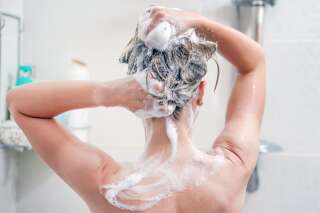 “Les cheveux sont de formidables capteurs de pollens. En se lavant les cheveux en rentrant le soir, ou du moins en les brossant dans la salle de bain, on évite de respirer des allergènes toute la nuit”, explique Isabelle Bossé