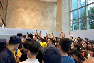 Des citoyens chinois exigent le remboursement de leurs prêts ou produits financiers devant le siège d'Evergrande, à Shenzhen, dans la province du Guangdong, le 13 septembre 2021.