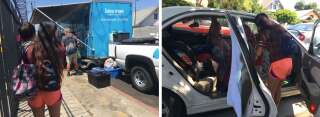 Jasmine et son fils Julian, qui dorment dans leur voiture, attendent de pouvoir utiliser une douche mobile installée par une association à South Los Angeles, le 9 août.