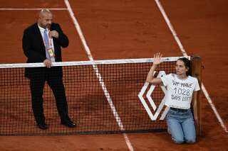 Une femme attachée au filet lors de la demi-finale Marin Cilic-Casper Ruud à Roland-Garros, le 3 juin 2022.