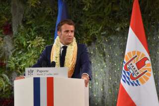 Emmanuel Macron, devant les drapeaux français et européens à gauche, polynésiens à droite, lors d'un discours à Tahiti, Polyénsie française, le 27 juillet 2021.