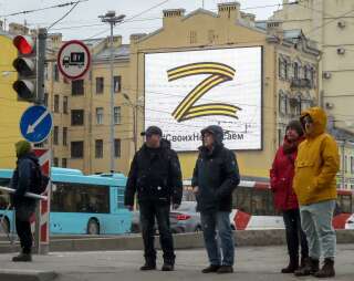 Les rues de Saint-Pétersbourg se parent d'affiches comme celle-ci en soutien aux troupes russes, accompagnés d'un slogan: 