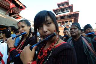 Jeune femme Newar au Népal lors d'une procession.