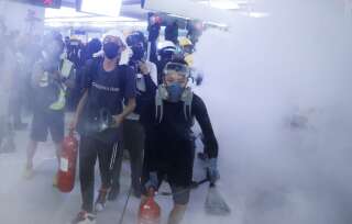Hong Kong, le 21 août 2019. Des manifestants déclenchent des extincteurs au nitrogène lors d’une confrontation à la station MTR Yuen Long (Nouveaux Territoires), théâtre, un mois auparavant, d’une attaque probable des membres d’un gang des triades.