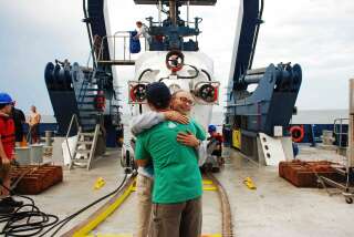 Samantha Joye et Erik Cordes s’embrassent après une plongée de l’Alvin au suintement de Pea Island.