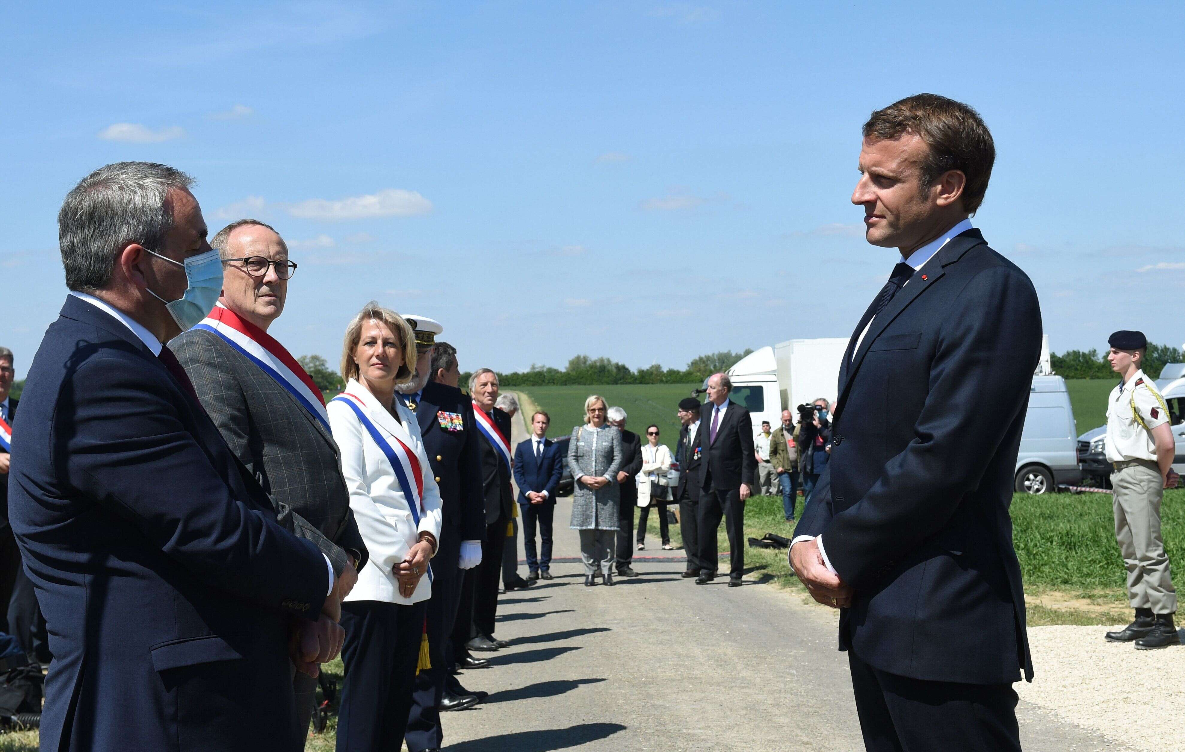 Emmanuel Macron et Xavier Bertrand face à face le 17 mai lors de la cérémonie de Montcornet.
