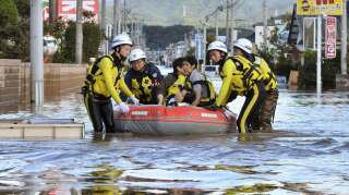 Des habitants secourus à Iwaki, dans la région de Fukushima, ce 13 octobre.