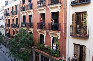 Les Espagnols sortent applaudir sur leur balcon pour rendre hommage au personnel sanitaire qui se bat contre la pandémie de coronavirus le 18 avril à Madrid.