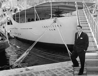 Le magnat grec Aristote Onassis (1906-1975) devant le pont du Christina O, au milieu des années 1950