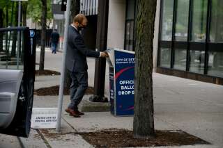 Un homme déposant son bulletin dans une boîte de vote à Detroit, dans le Michigan, le 4 août 2020.