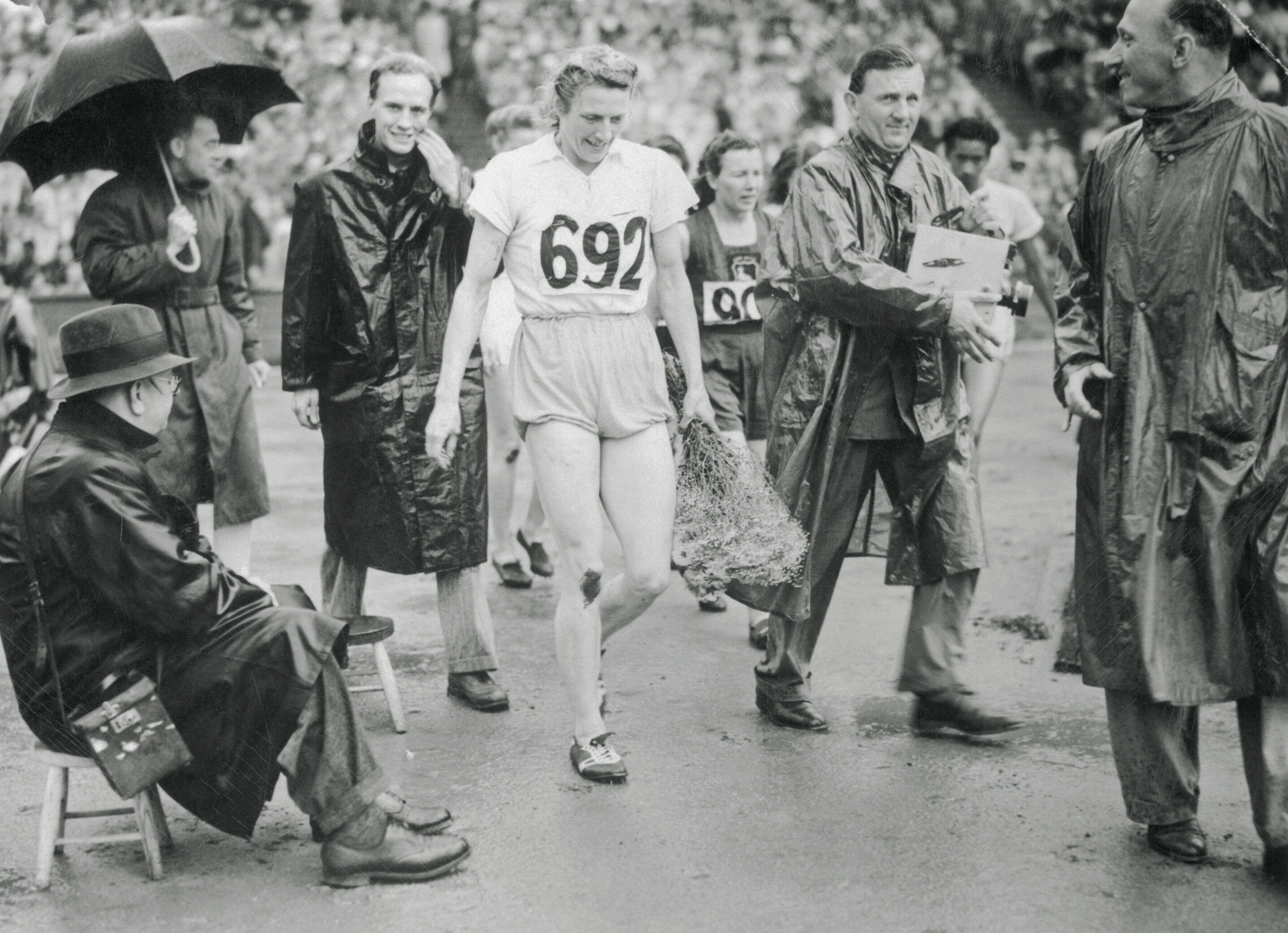 Fanny Blankers-Koen après sa victoire lors du 200 m lors des mêmes JO 1948 à Londres.