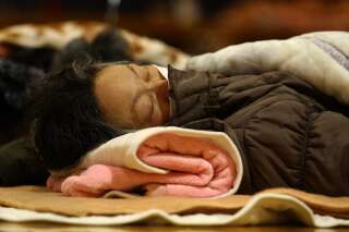 Une femme dort dans un refuge à Tokyo, ce 12 octobre.