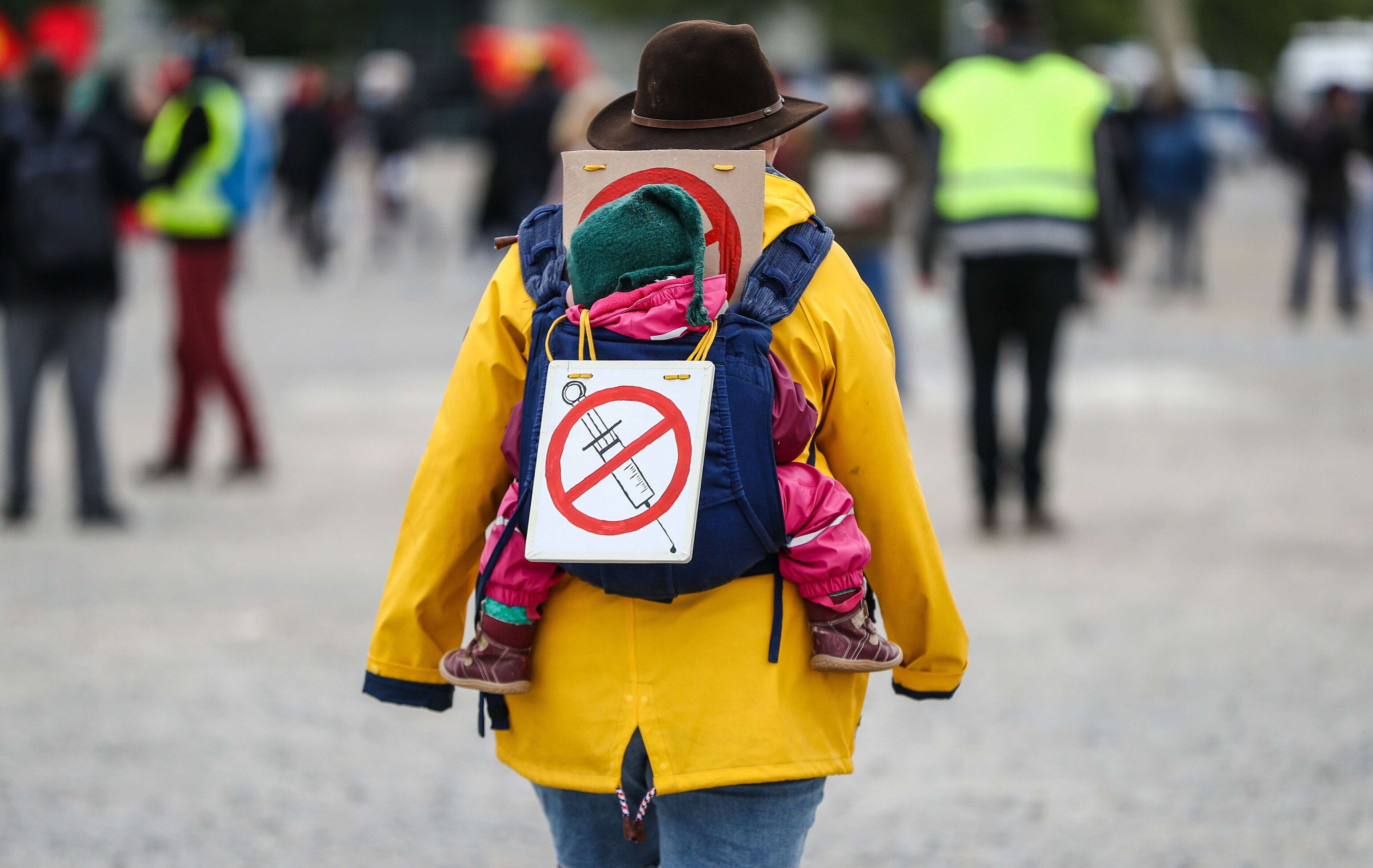 Une manifestante porte un panneau signalant son opposition à un vaccin contre le coronavirus, lors d’un rassemblement, le 2 mai 2020, à Stuttgart, en Allemagne.