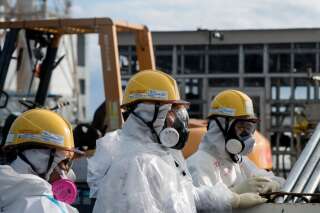 Les combinaisons ne sont pas là pour protéger les ouvriers des radiations, mais des poussières radioactives toujours présentes sur le site.