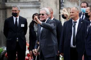Alain Delon souriant, béquille à la main, a été applaudi par la foule, criant son prénom devant l'église Saint-Germain-des-Près
