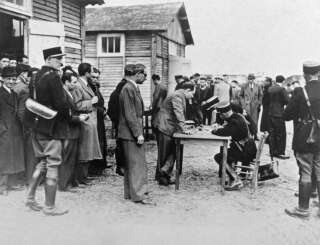 (Photo prise en mai 1941 à la gare de Pithiviers où des étrangers de confession juive sont enregistrés par la police française à leur arrivée dans le camp. Ils seront ensuite déportés en Allemagne et en Europe de l'Est. AFP)