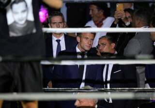 Emmanuel Macron sur le court Philippe-Chatrier lors du combat de Tony Yoka à Roland-Garros, à Paris, le 10 septembre 2021.