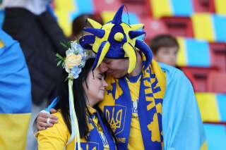 Lors du match face à l'Ukraine, les photographes ont pu saisir des moments d'apaisement bienvenus dans les rangs des supporters ukrainiens, terriblement éprouvés par 100 jours de guerre dans leur pays natal.
