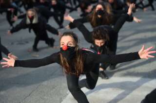 Cent-quatre-vingts artistes du collectif Les Essentiels dansent à Montpellier, le 12 décembre, pour protester contre la politique sanitaire du gouvernement, ainsi que ses décisions concernant le monde de la culture.