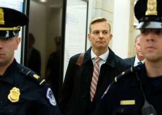 David Holmes, employé de l’ambassade des États-Unis à Kiev, quitte le Capitol après son audition à huis clos ce 15 novembre à Washington.