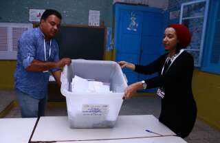 Des volontaires procèdent au décompte des voix dans un bureau de vote de Sousse, ce 15 septembre.