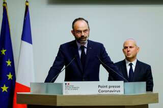 Le Premier Ministre français, Édouard Philippe, accompagné du directeur général de la <strong>Santé,</strong> Jérôme Salomon, annonce de nouvelles mesures pour limiter la progression du COVID-19, le 14 mars à Paris.<i> </i>
