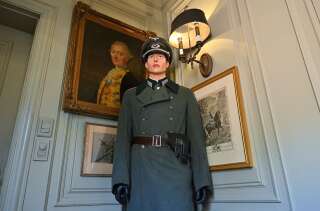 Le mannequin habillé d'un uniforme allemand de la Seconde guerre mondiale à côté duquel la chanteuse K-pop Sowon s'est photographiée.