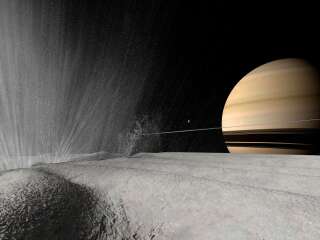 Illustration d'un geyser en éruption à la surface d'Encelade. Saturne apparaît à l'horizon en raison de la proximité du pôle d'Encelade.