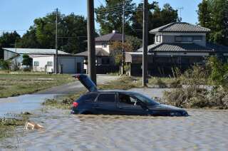 Une voiture dans une zone inondée à Higashimatsuyama, dans la région de Saitama, ce 13 octobre.
