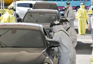 En Corée du Sud, il est possible de se faire dépister du nouveau coronavirus sans sortir de sa voiture.