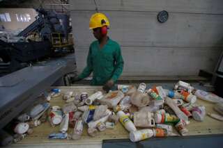 À Nairobi, un employé trie des déchets plastiques avant de les envoyer dans une usine de recyclage spécialisée.