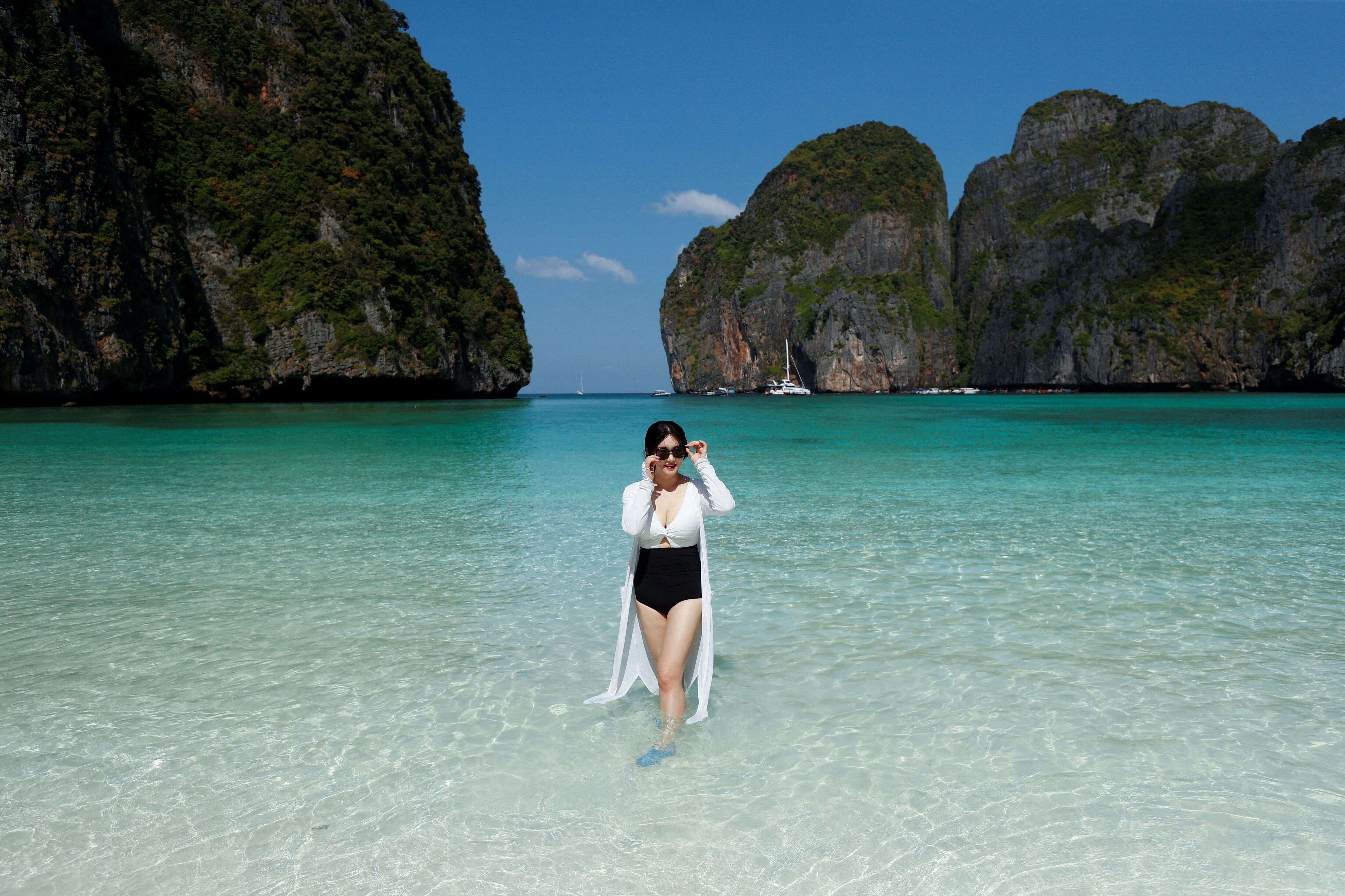 Une touriste pose sur la Maya Bay en Thaïlande le 3 janvier 2022.