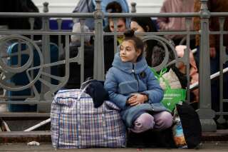 Des familles et enfants fuyant l'invasion russe à Lviv dans l'ouest de l'Ukraine, le 22 mars 2022