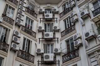 Immeubles couverts de climatiseurs à Tianducheng, quartier résidentiel de la province du Zhejiang, en Chine.