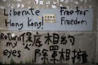 Hong Kong, le 20 août 2019. Le mur d’un immeuble des bureaux du gouvernement central est recouvert de slogans.