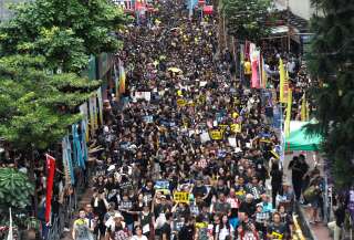 Hong Kong, le 18 août 2019. Des manifestants anti-projet de loi d’extradition défilent pour la démocratie et les réformes politiques.