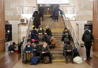 Des habitants de Kiev se réfugient dans le métro après l'annonce de l'opération militaire russe, le 24 février 2022.