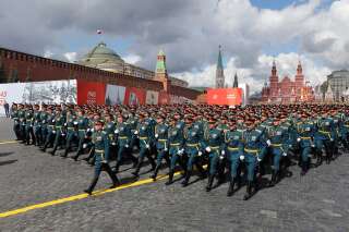 Des militaires russes défilent ce 9 mai 2022 à Moscou lors du jour de la Victoire, qui marque le 77e anniversaire de la victoire sur l'Allemagne nazie pendant la deuxième Guerre mondiale.