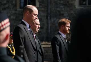 Les princes William et Harry suivant le cercueil de leur grand-père le prince Philip, samedi 17 avril 2021 à Windsor.