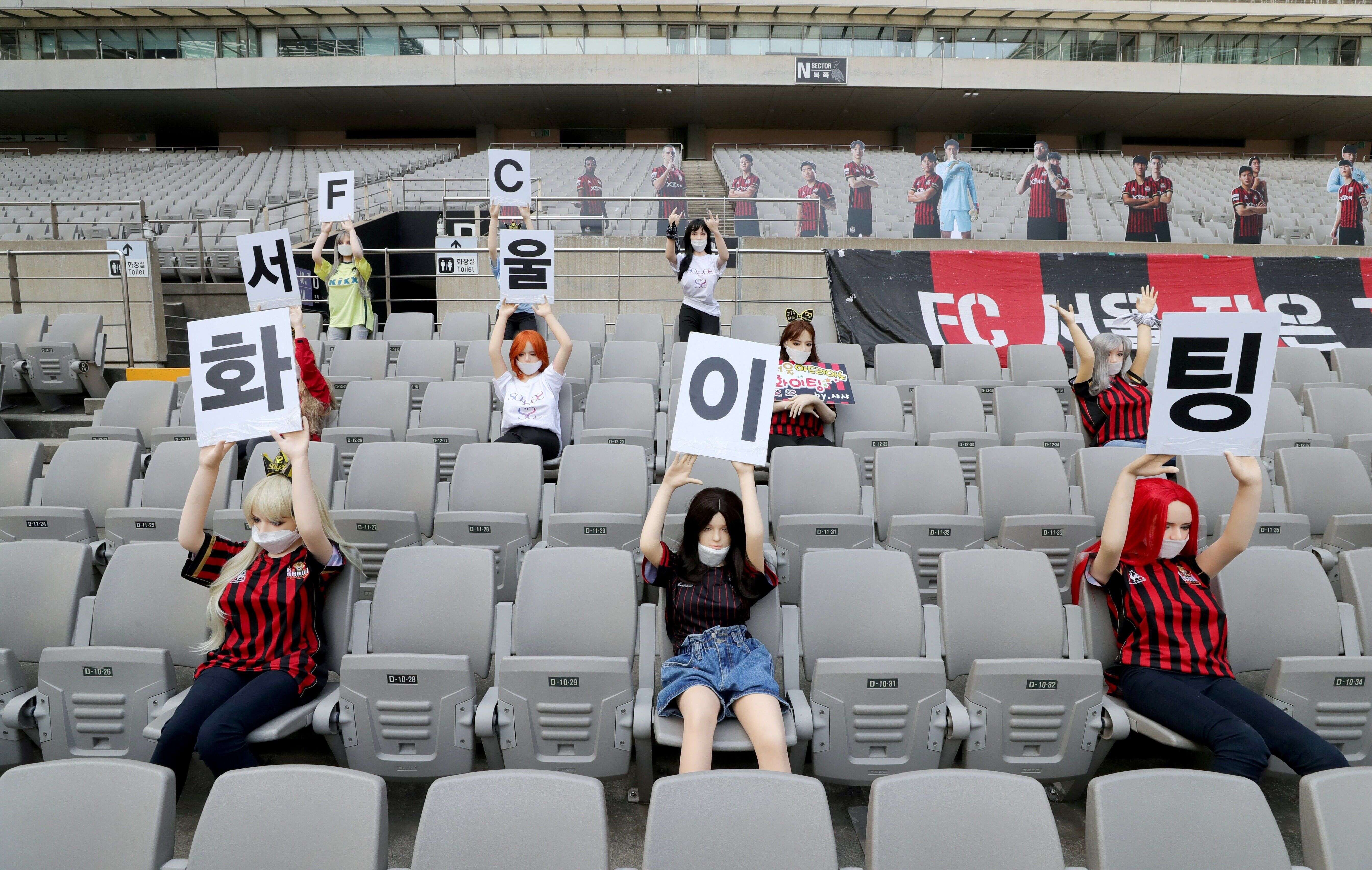 Des poupées sexuelles en tribunes d'un match de foot sur FC Seoul, le 17 mai 2020
