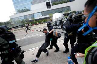 La police anti-émeute intercepte un manifestant lors d’un affrontement à Hong Kong, le 24 août 2019.