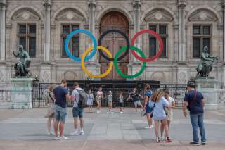 Les anneaux olympiques devant la mairie de Paris (photo prise le 25 juillet 2022).