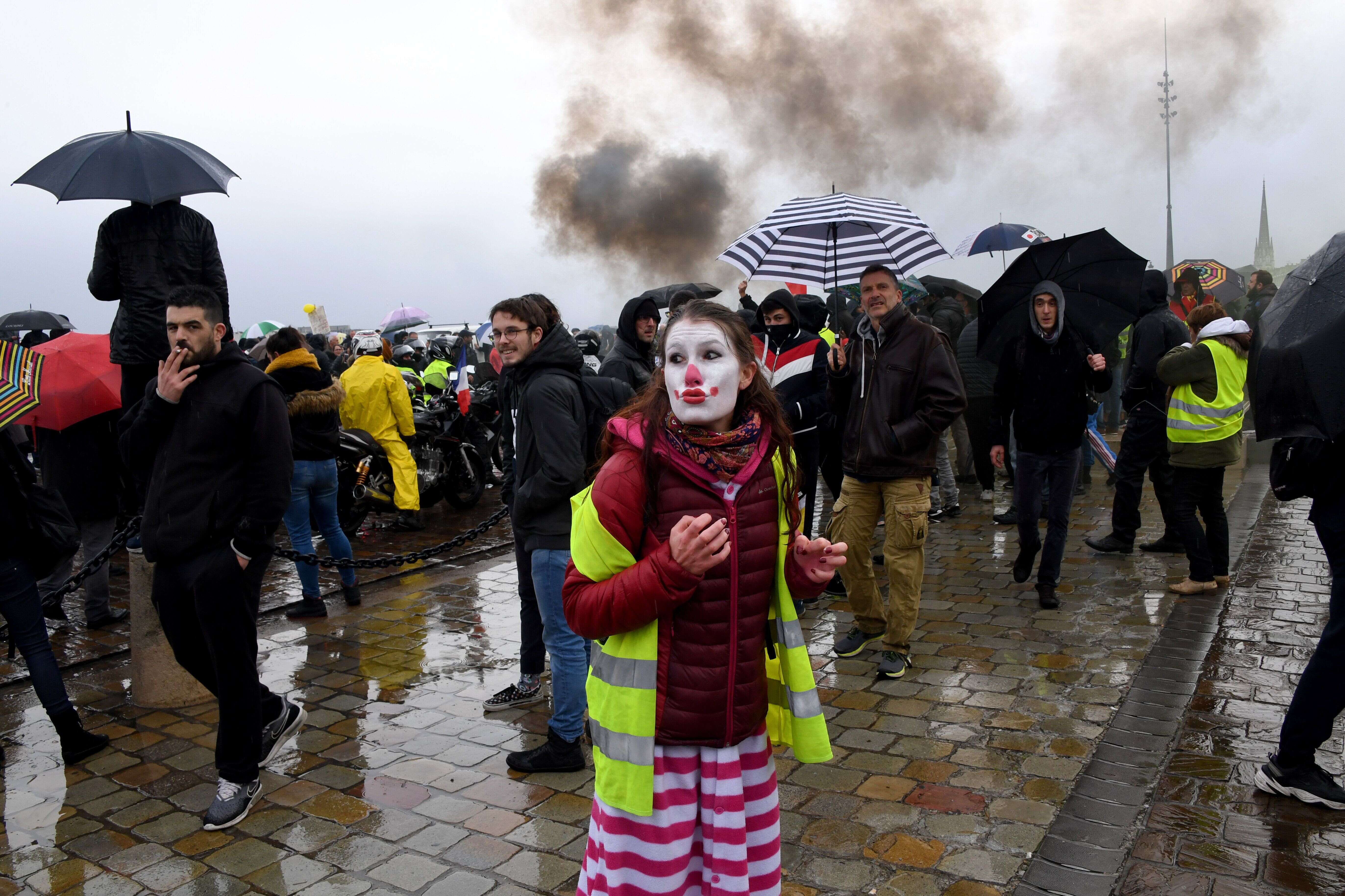 Une manifestante s'est grimée en clown.