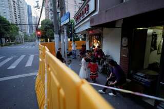 Des barricades en plastique empêchent les habitants des immeubles de sortir ailleurs que devant chez eux.
